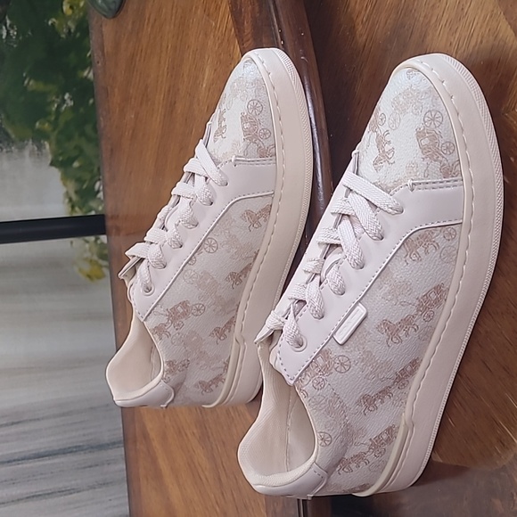 New! Coach low line Womens 6.5 casual athletic sneaker cream horse & carriage - Picture 1 of 8